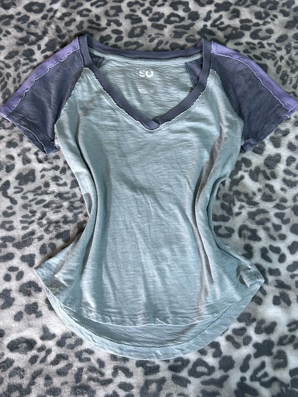 SO Short Sleeve V-Neck Top in Blue & Purple Size Small